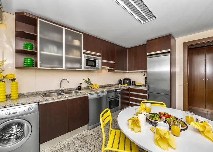 Апартаменты Algarve Duplex Retreat With Garden & Pool *
