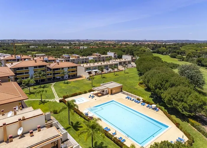 Algarve Duplex Retreat With Garden & Pool Апартаменты *