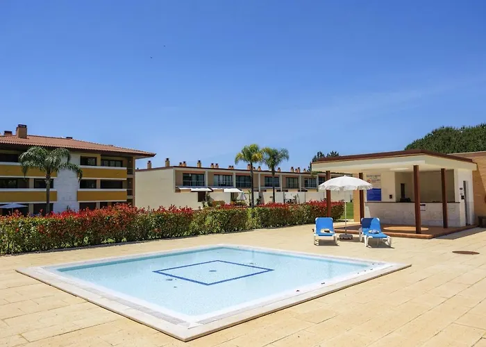 Апартаменты Algarve Duplex Retreat With Garden & Pool Картейра